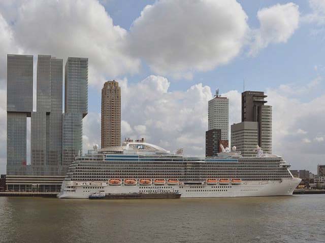 ruiseschip ms Royal Princess van Princess Cruises aan de Cruise Terminal Rotterdam